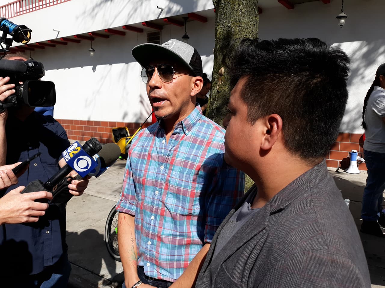 El intercambio verbal luego se convirtió en agresión física. Las víctimas dicen que entre seis o siete hombres terminaron involucrados en el incidente que dejó a Alberto Cruz con heridas en su rostro y labios.