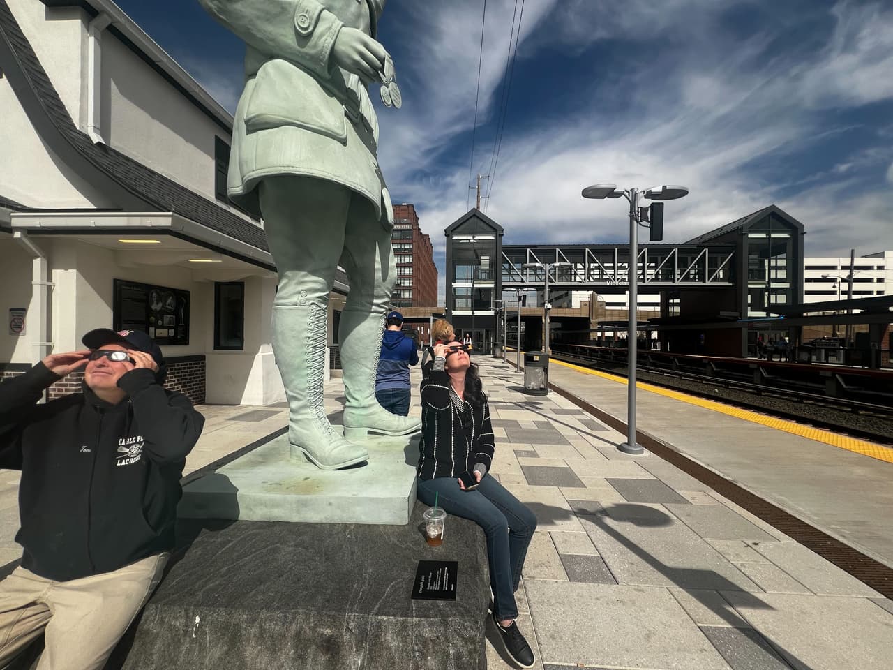 Los pasajeros del subway de Nueva York también aprovecharon que se encontraban en tránsito para observar el eclipse durante unos minutos.