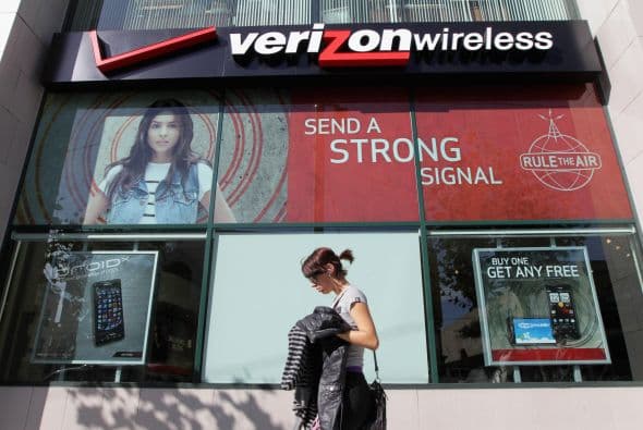 5 Verizon Wireless. Duplicó a $350 la cuota por terminación anticipada impuesta a los consumidores que cancelan su contrato de smart phones después del período de gracia de 30 días. Afortunadamente, Verizon mantiene la pena de $175 para los consumidores con teléfonos celulares convencionales.