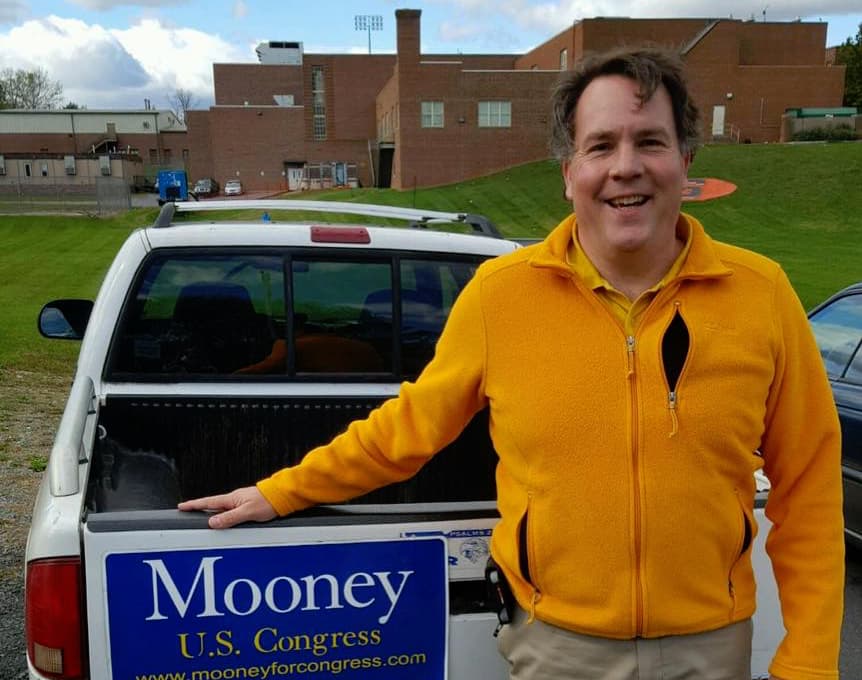 <b>Alex Mooney. Distrito 2, Virginia del Oeste. </b>Ocupa el cargo desde 2015. Nació en 1971 en Washington DC y es hijo de un descendiente de irlandeses y una cubana. Es republicano, fue senador estatal y su distrito ocupa desde la frontera con Ohio hasta Maryland e incluye a la capital, Charleston.