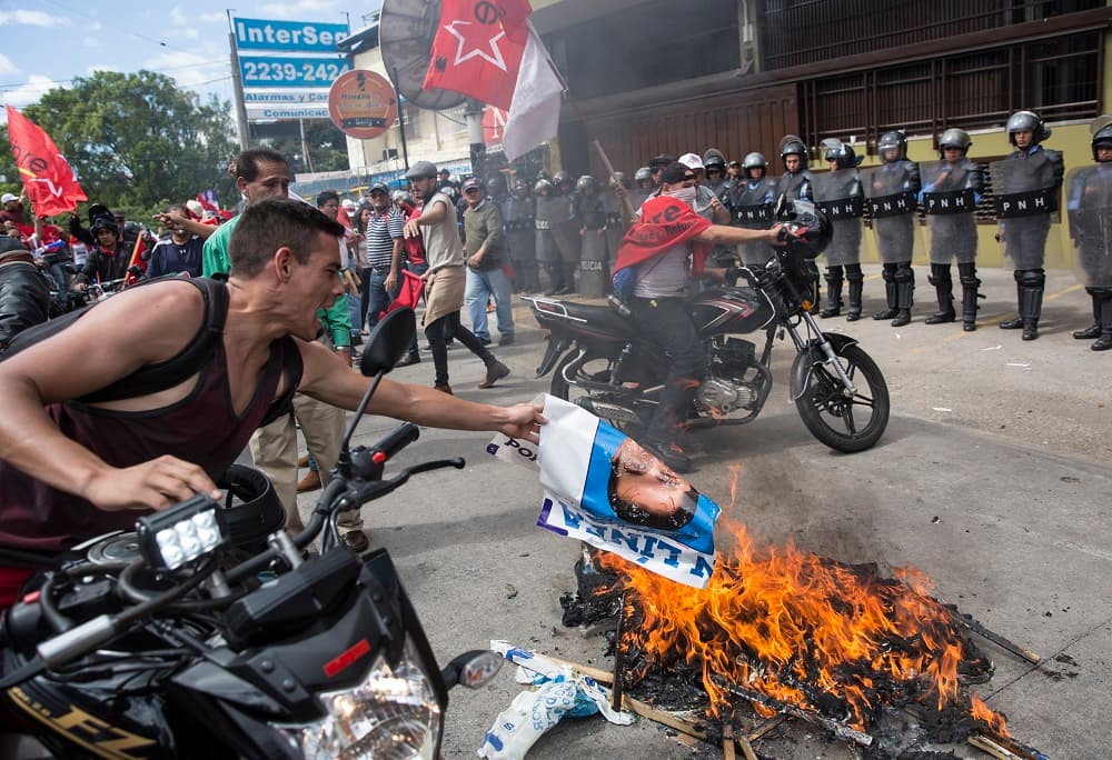 El opositor Nasralla llama a protestar tras ver reducida su ventaja en las presidenciales de Honduras