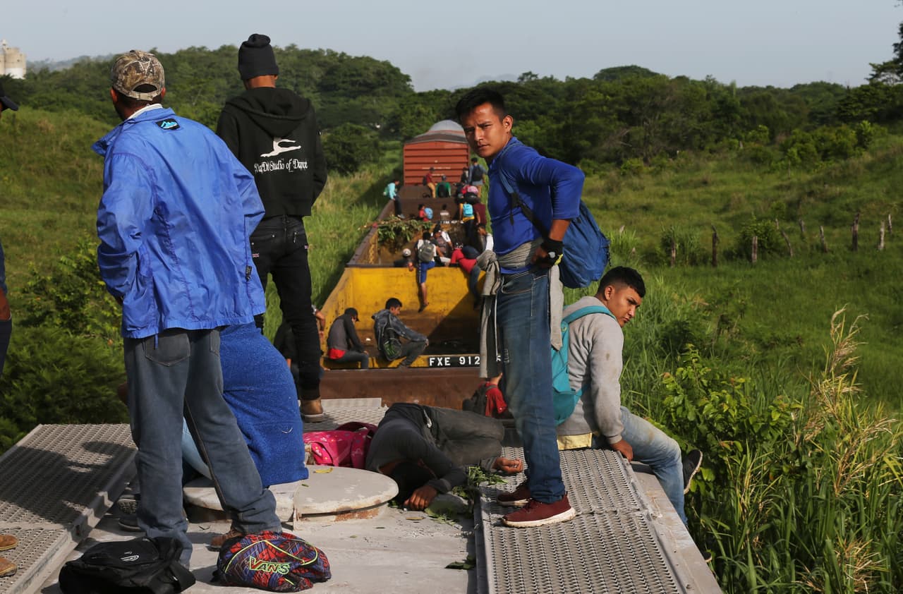 Migrantes vuelven a rutas peligrosas para atravesar México ante el despliegue de militares en la frontera
