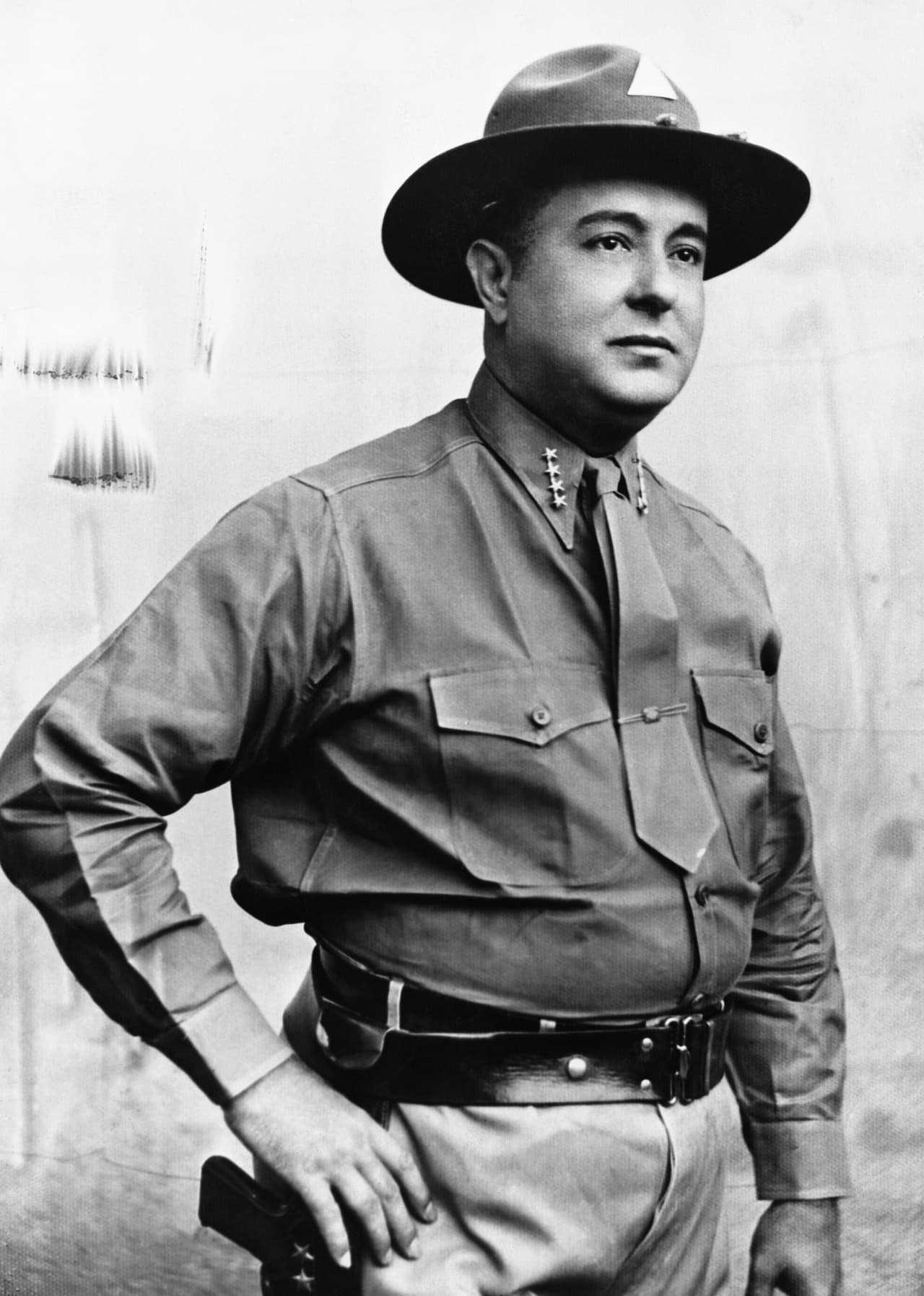 <b>Anastasio Somoza García, presidente de Nicaragua.</b>
<br>
<br>Asumió el cargo en 1956.
<a href="https://www.britannica.com/biography/Anastasio-Somoza"><u> Recibió varios disparos el 21 de septiembre de 1956</u></a>, luego de ser nominado para otro término presidencial, y murió varios días después en un hospital en la zona controlada por Estados Unidos en el canal de Panamá. Tenía 60 años de edad.
<br>