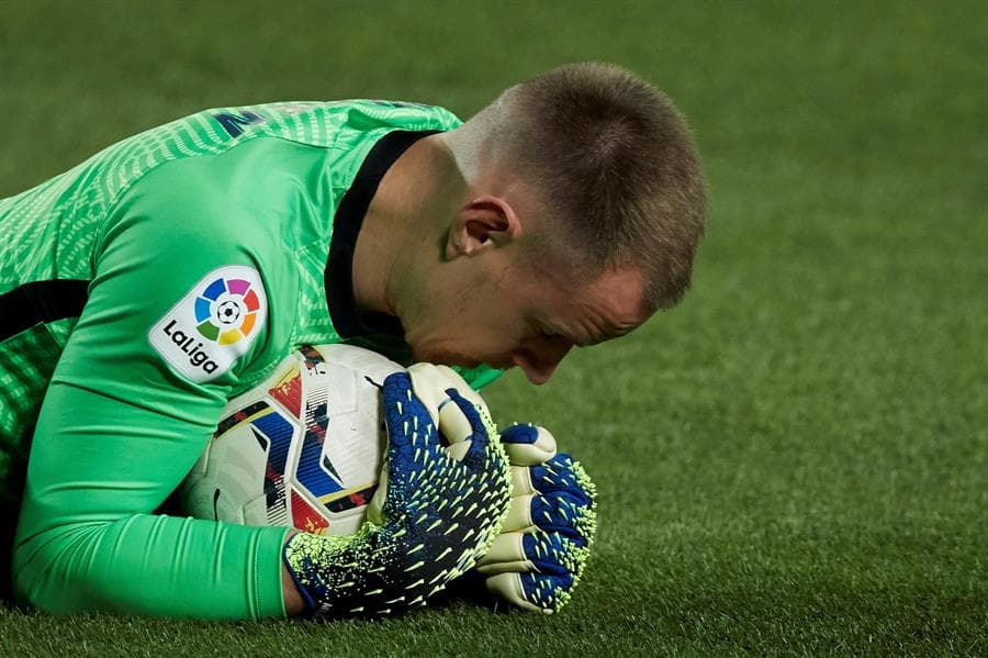 Lionel Messi y Antoine Griezmann le dan la victoria al Barcelona ante el Athletic Bilbao 2-1 y ya iguala en puntos al Real Madrid en la tabla de posiciones de LaLiga.