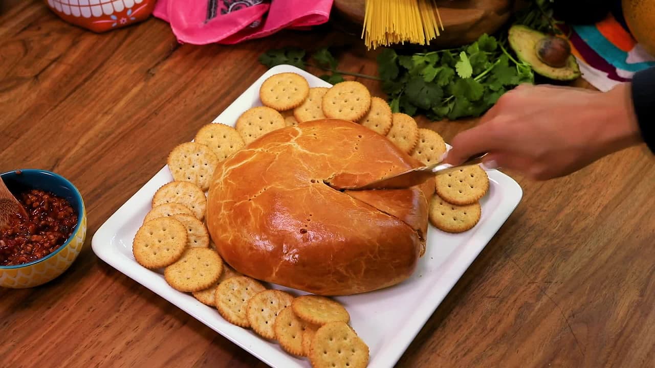 Queso horneado con mermelada picante