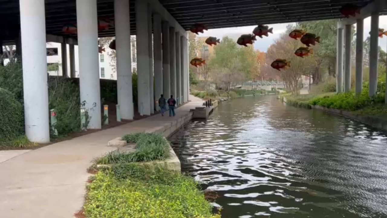 Huésped de hotel alerta sobre cuerpo flotando sobre el río San Antonio; autoridades investigan