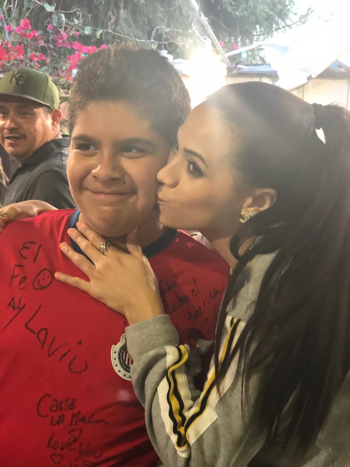 Y este pequeño hasta se ganó un besito de la
<b>Jirafita.</b>