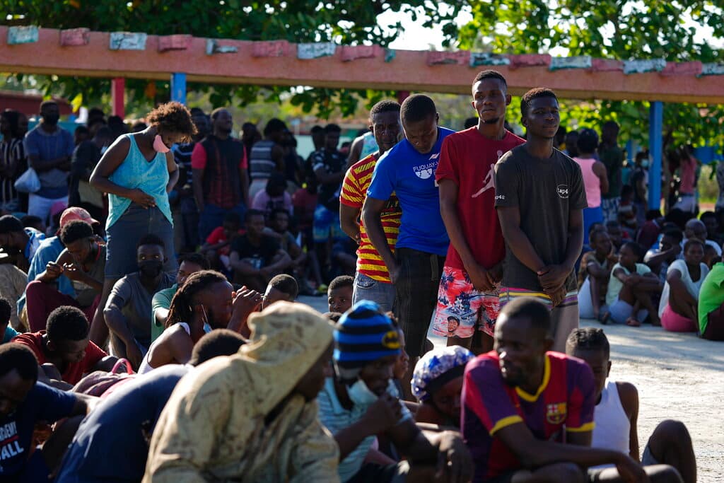 Según el relato de los inmigrantes, el capitán del barco los abandonó en la madrugada del martes. Se fue en otra embarcación pequeña y se llevó los teléfonos de todos, dejándolos sin piloto, a la vez que el barco empezaba a ladearse.