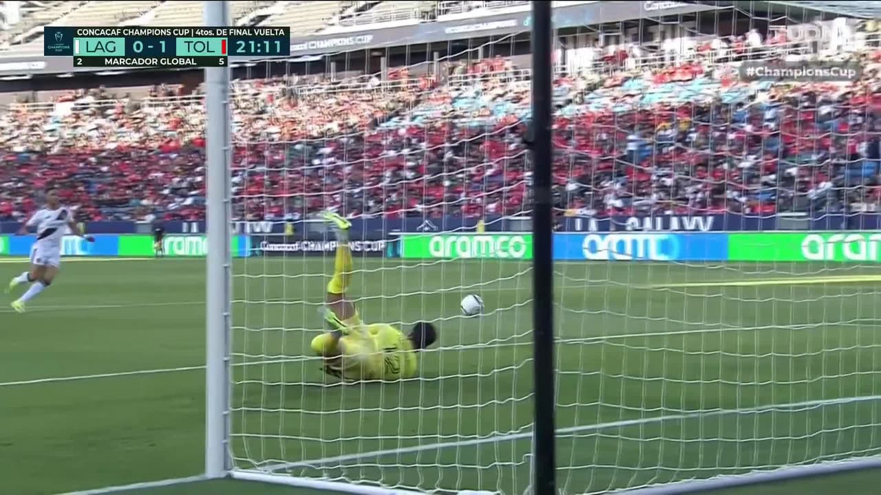 ¡Tremendo disparo de Nico Castro pero Marcinkowski ataja de buena manera!