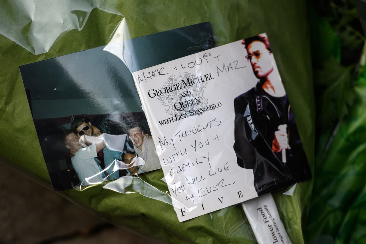 Frente a la residencia en la cual murió en soledad, un mensaje que asegura que George Michael vivirá por siempre.