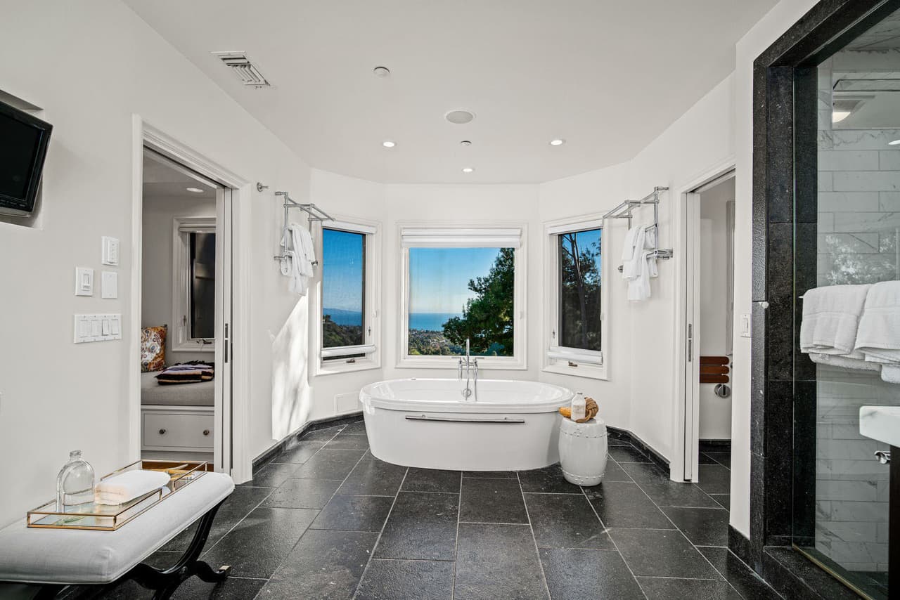 En algunos de los baños existen tinas que pueden resultar irresistibles para un relajante 
<b><a href="https://www.univision.com/estilo-de-vida/dia-de-san-valentin/tu-banera-y-tu-amor-absoluto" target="_blank">baño de burbujas. </a></b>
<br>