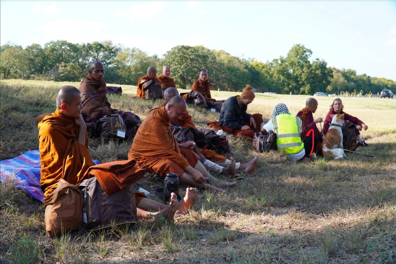 Vestidos con unas ligeras sotanas, algunos en sandalias y otros descalzos, los monjes avanzan por el pavimento caliente de las carreteras o la tierra de los ranchos.