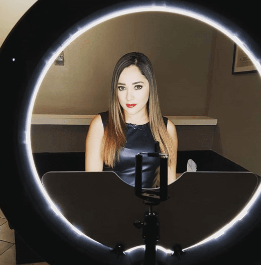 También ha conducido y actuado en programas como: 'Netas Divinas', 'Simuladores', 'Mujeres asesinas' y 'Cantando por un sueño'.