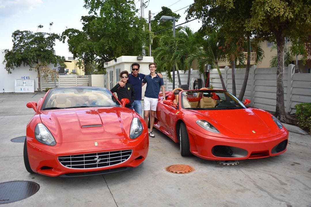 “Ya está grande, ya tiene 14 años. Ya se pone sus trajecitos, 
<b>ya maneja el </b>Ferrari, todavía no tiene licencia, pero se lo suelto tantito…”, agregó.