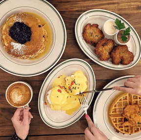 Clinton Street Baking Co. (@clintonstreetbakingcompany) Nada más irresistible para una cámara que esos huevos benedictine, esos waffles y esos pancakes. ¿O no?