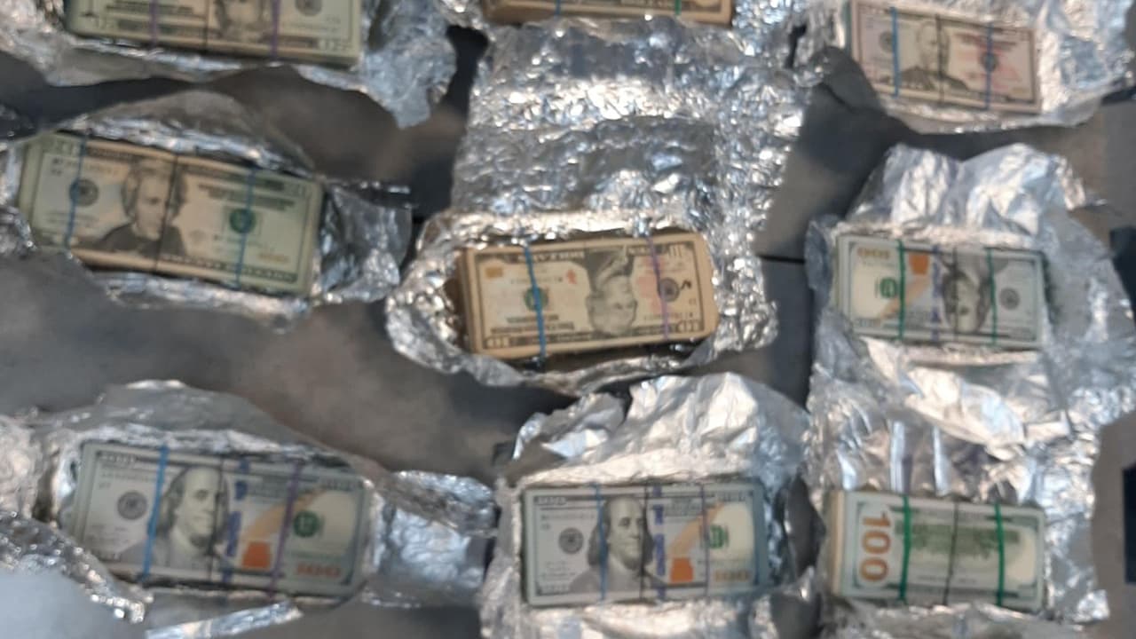 La investigación los llevo a dos casas, la primera ubicada en 
<b><a href="https://www.google.com/maps/place/Port+Arthur,+TX/@29.8316105,-94.5246818,9z/data=!4m5!3m4!1s0x863eba95bc04a15f:0x76c2829bdc6a9ced!8m2!3d29.8849504!4d-93.939947" target="_blank">Port Arthur</a></b>, en la que hallaron 44 mil dólares en efectivo, un rifle y polvo que parecía cocaína.