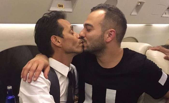 En noviembre del año 2016 Marc Anthony creó controversia al publicar en Instagram fotografías donde se ve besándose con algunos hombres, esto después de haberle dado un beso en los labios a su ex Jennifer López en la entrega de los GRAMMY.