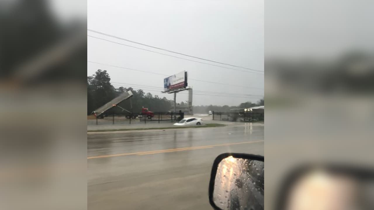 Varios conductores tuvieron que ser rescatados después de quedar atrapados en sus vehículos.