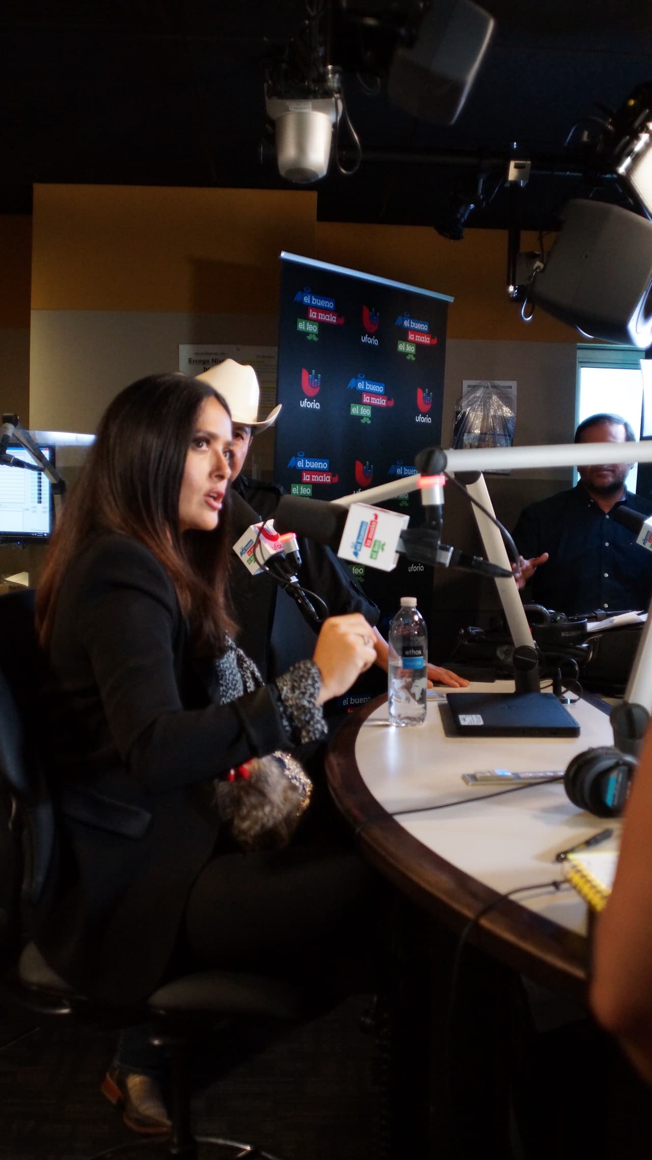 Así fue la divertida entrevista de 'El Bueno, La Mala y El Feo' con Salma Hayek.