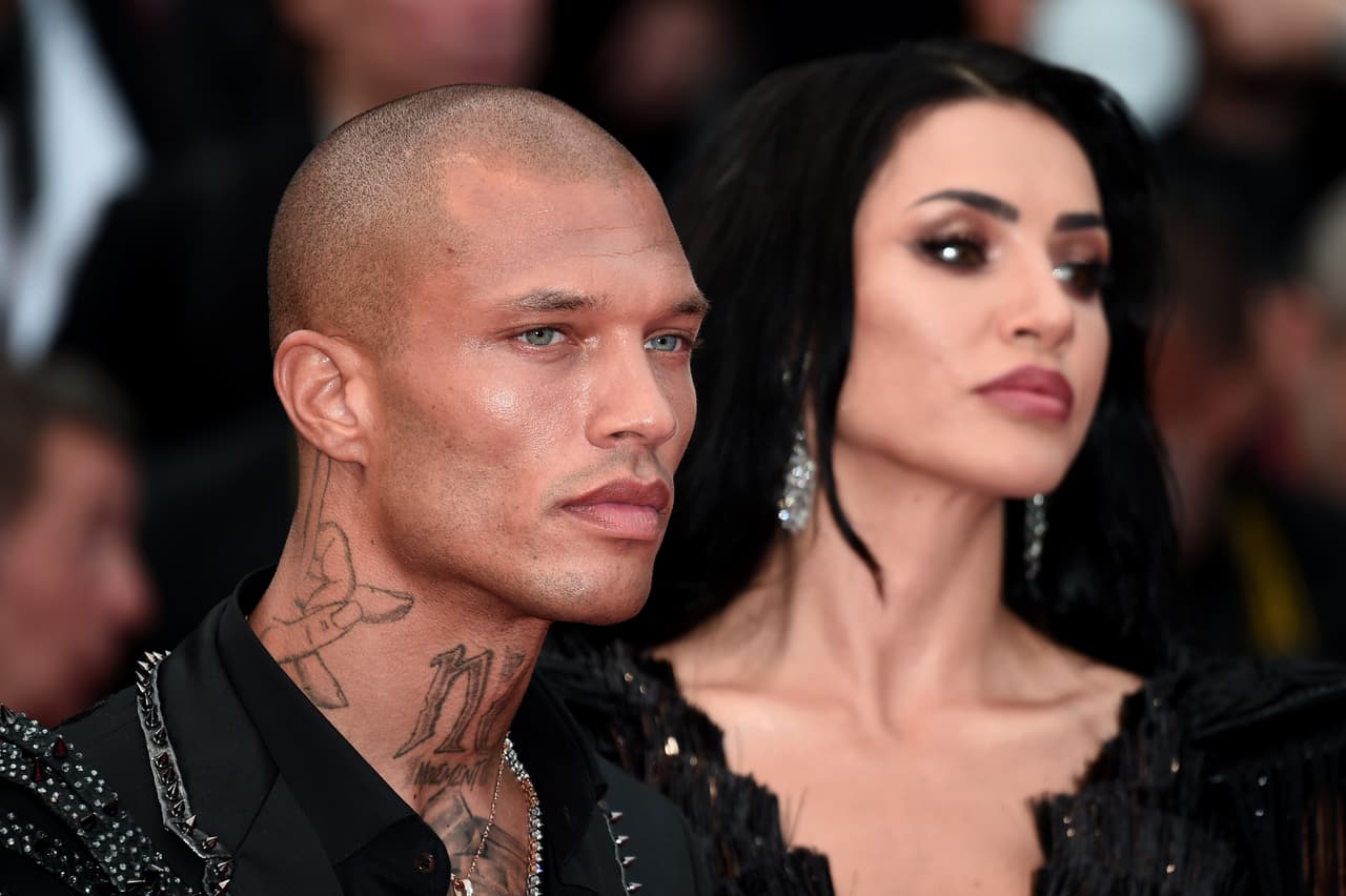 Se trata de la modelo Andreea Sasu, quien estuvo muy cerca de Jeremy al momento en que ambos hicieron su aparición en la alfombra.