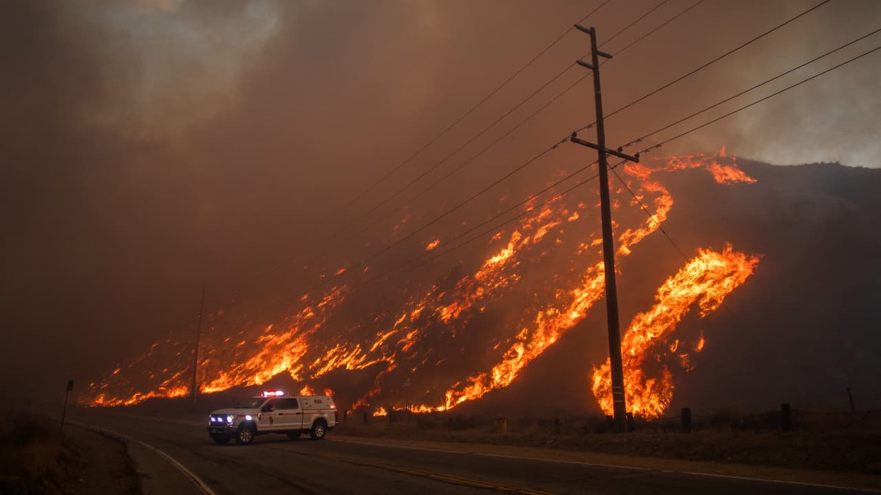 Incendio Hughes: Más de 10,000 acres quemados y 31,000 evacuados en su segundo día