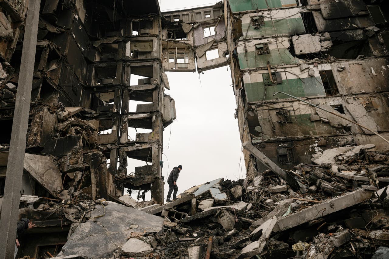 En la foto: Un residente busca sus pertenencias en las ruinas de un edificio de apartamentos en Borodyanka.
<br>
<br>Occidente 
<b>acusa a Moscú de utilizar la energía como arma de guerra en represalia por las sanciones tras la invasión.</b>
<br>
<br>
<br>