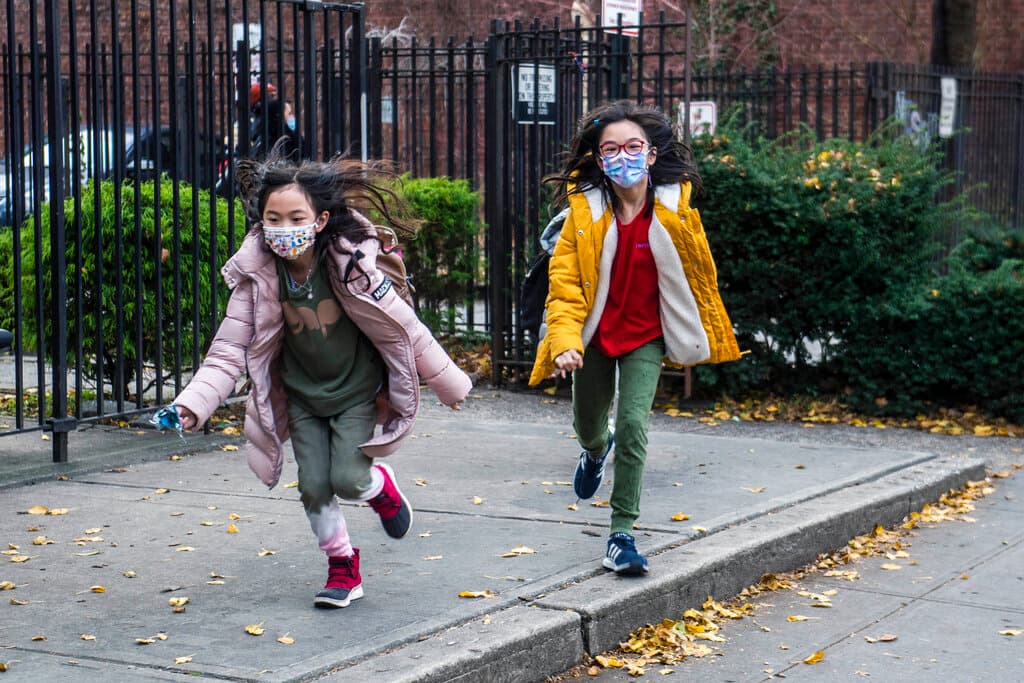 Escuelas de NY retiran mandato de mascarillas para exteriores y CDC da nuevas pautas