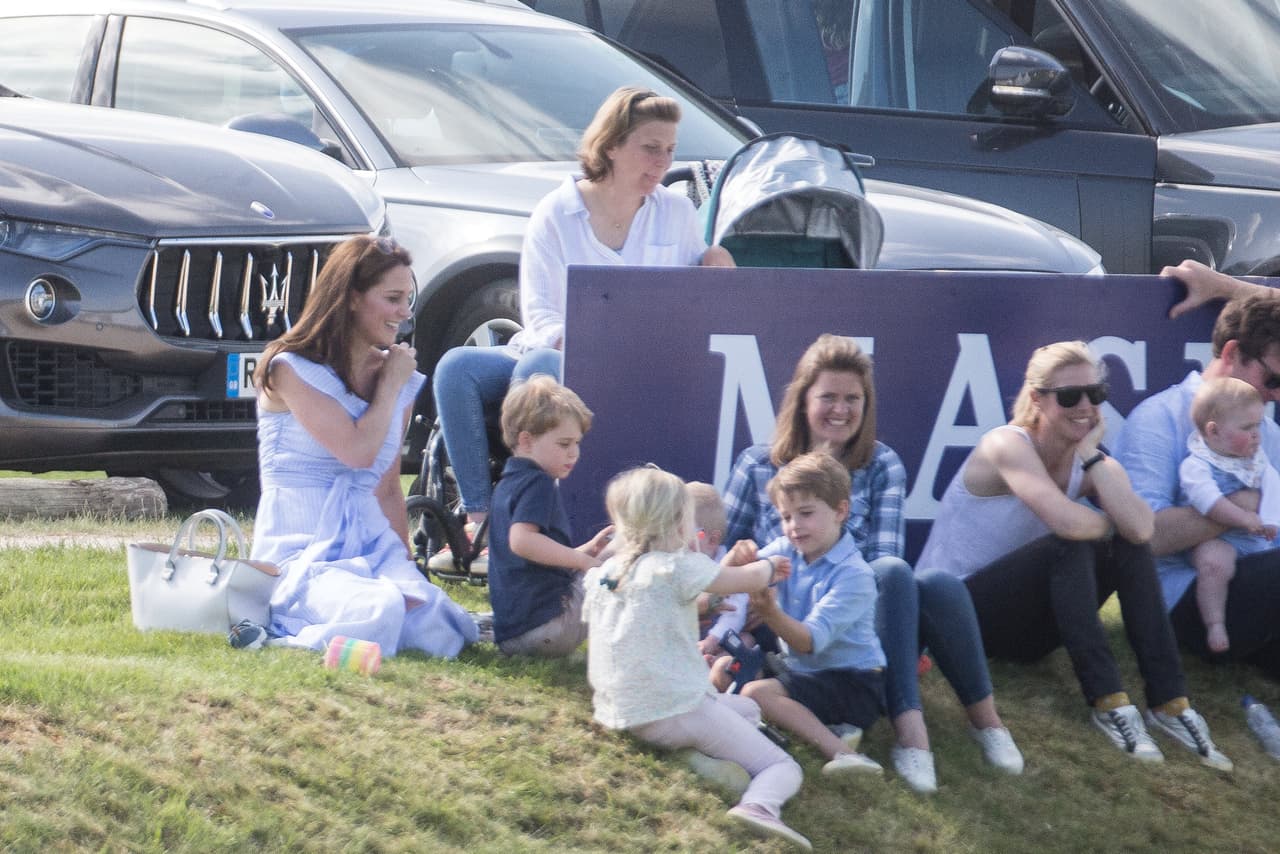 Aunque el día anterior lució un diseño de
<b><a href="https://www.alexandermcqueen.com/us/alexandermcqueen/online/women/new-arrivals?gclid=Cj0KCQjwu_jYBRD8ARIsAC3EGCIl_F3k78FcdqsE-UrdOGBZx4AQwYpUqB8jTfpFdXO-6_fXWGBDm_8aAsFxEALw_wcB&tp=80727"> la casa Alexander McQueen</a></b>, valorado en más de 2,500 dólares, para el evento de este domingo Kate Middleton escogió un vestido de la tienda Zara.