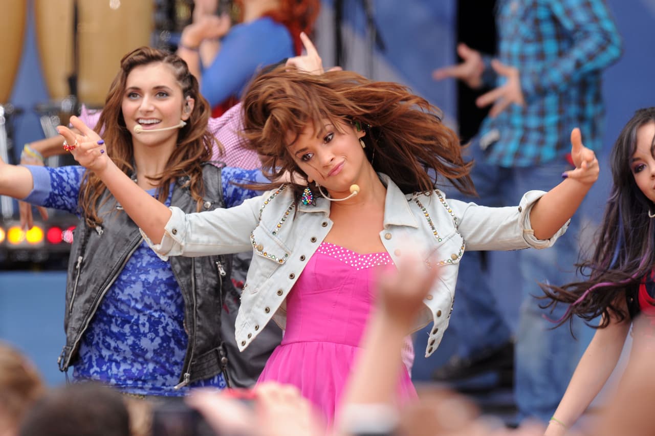 Pero no hubo agradecimiento, si no un golpe en la cara. Fue su bailarina 
<b>Alex Weich</b>, a quien llamaban "Shorty". El puñetazo fue en un avión. Simplemente entró, caminó hacia ella, la golpeó, siguió caminando, se sentó y durmió.