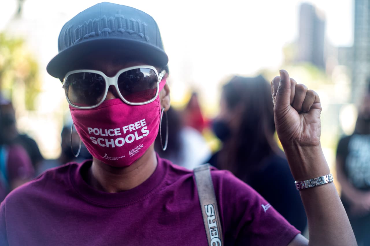 Estudiantes, padres, maestros y miembros de la comunidad integrantes de Reclaim Our Schools en Los Ángeles le piden a la junta escolar que elimine la Policía del Distrito Escolar Unificado de Los Ángeles, durante una protesta en 2021.
