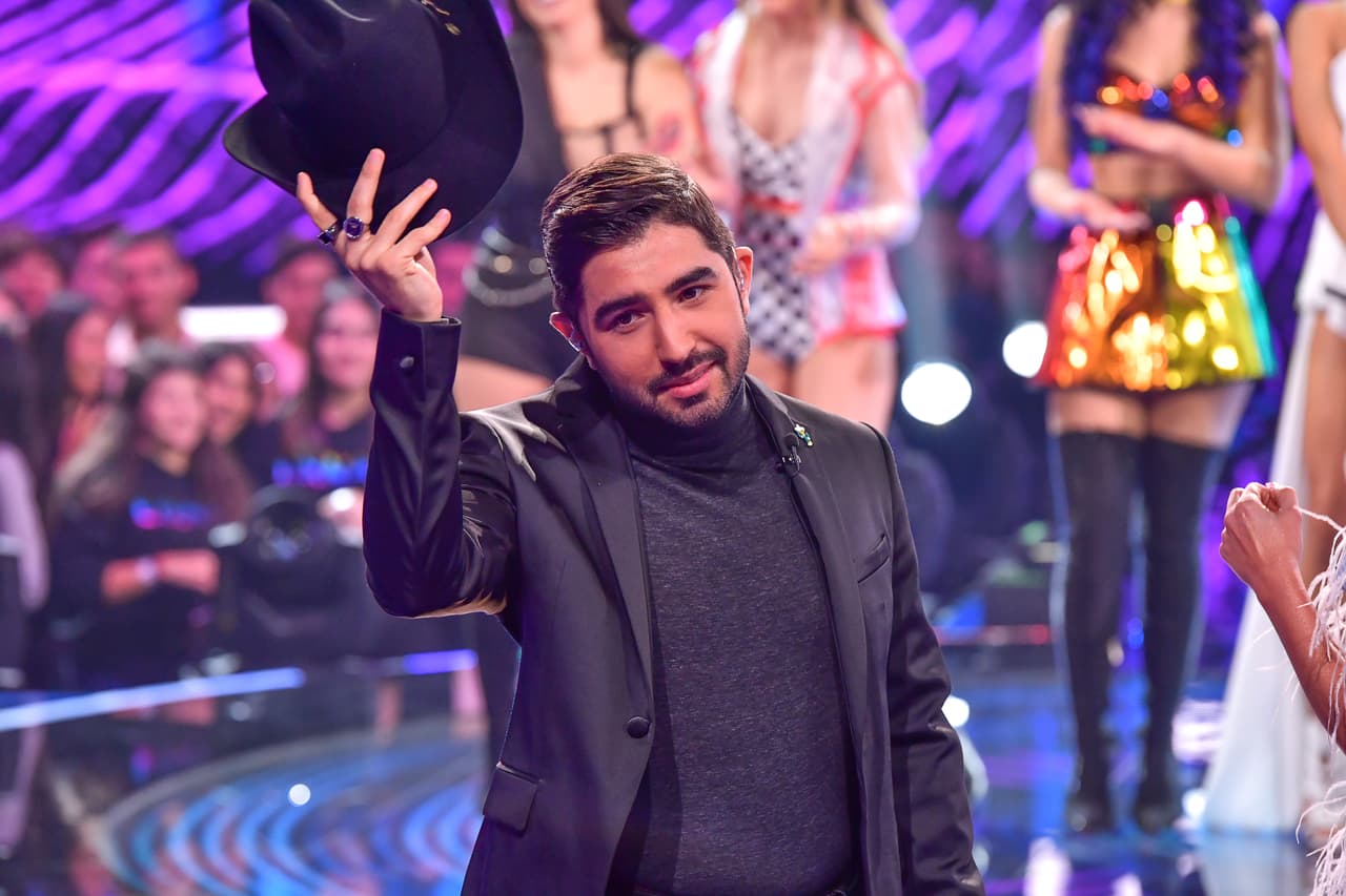 En el noveno show de Reina de la Canción Joss Favela por fin se quitó el sombrero... Aunque para saludar. Allí pudimos notar la cantidad de anillos que llevaba. Todos eran de The Astorga Project.