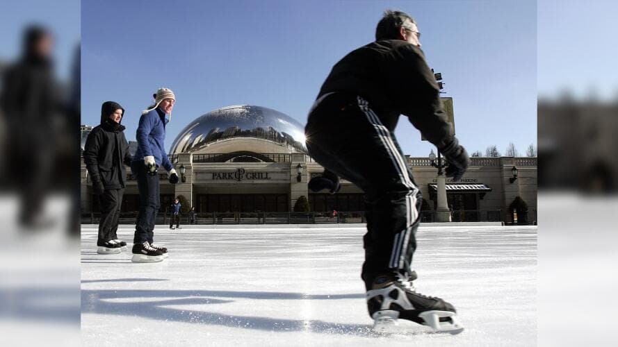 <h3 class="cms-H3-H3"><b>Pista de Hielo en Millennium Park</b></h3>
<br>Disfruta del paisaje y del árbol de Navidad oficial de la Ciudad en el centro de Chicago. La pista McCormick Tribune Ice Rink en Millennium Park te espera lecciones de patinaje para todos los niveles. La pista estará abierta hasta marzo. Algunas actividades son gratuitas y en otras los costos van de los $16 a los $20. 
<a href="https://www.chicago.gov/city/en/depts/dca/supp_info/millennium_park10.html" target="_blank">En este sitio</a> puedes hacer tu reservación.