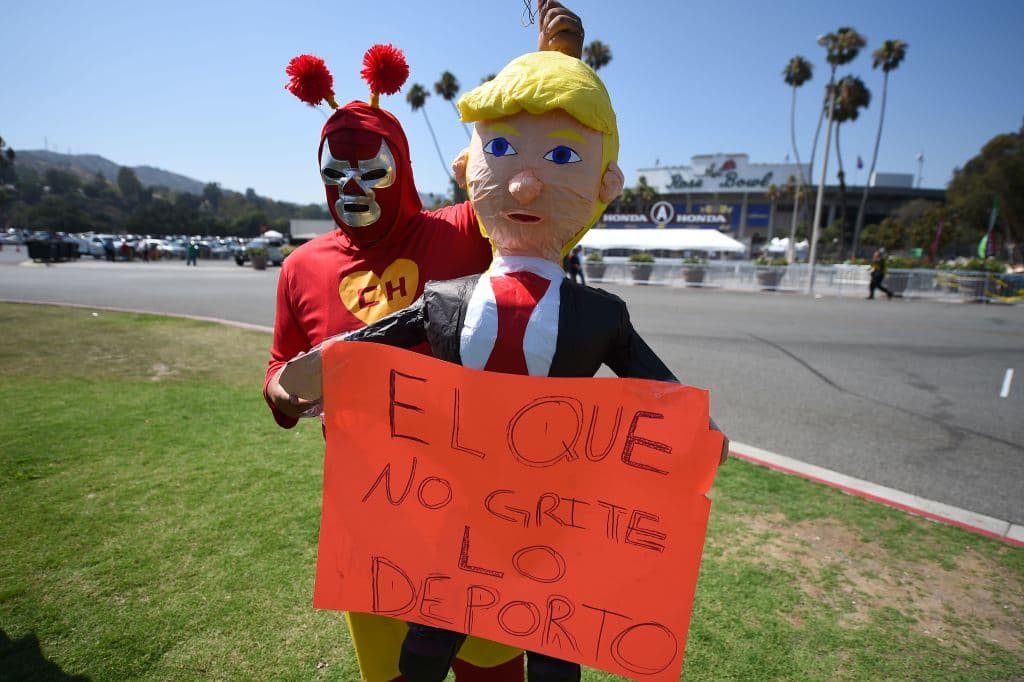 Aficionados mexicanos y jamaiquinos fueron a animar a sus equipos en el Rose Bowl de Pasadena, California.