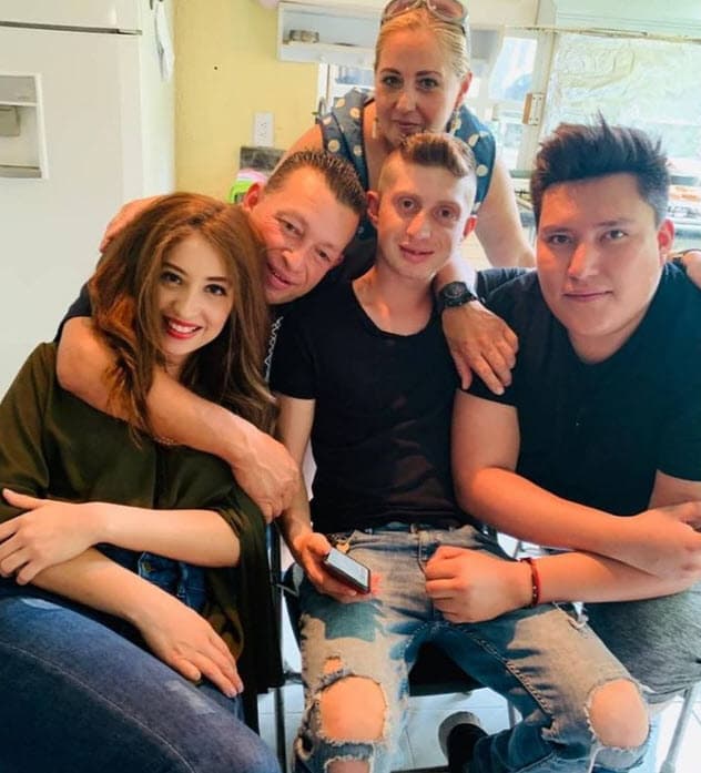 Sin embargo, en redes sociales 
<a href="https://www.univision.com/noticias/sucesos/octavio-ocana-muerte-disparo-mexico-vecinos-critica-policia">circulan videos</a> tomados por testigos en el momento del accidente, los cuales muestran a un Octavio ensangrentado sin una pistola, lo que ha levantado sospechas sobre qué ocurrió realmente. El padre del actor incluso 
<a href="https://www.univision.com/famosos/octavio-ocana-vecinos-sembraron-arma">aseguró ante diversos medios</a> que el arma le fue “sembrada” a su hijo.