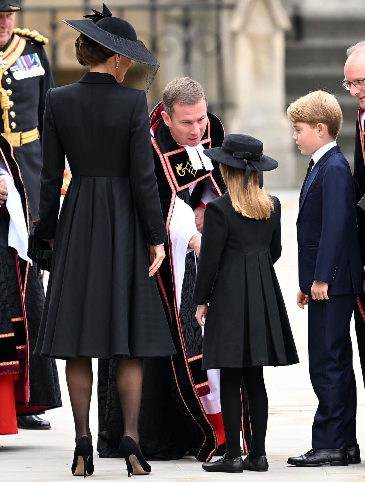 Los niños, la princesa de Gales y la reina consorte hicieron su arribo después de que entrasen otros miembros de la familia real británica.
<br>