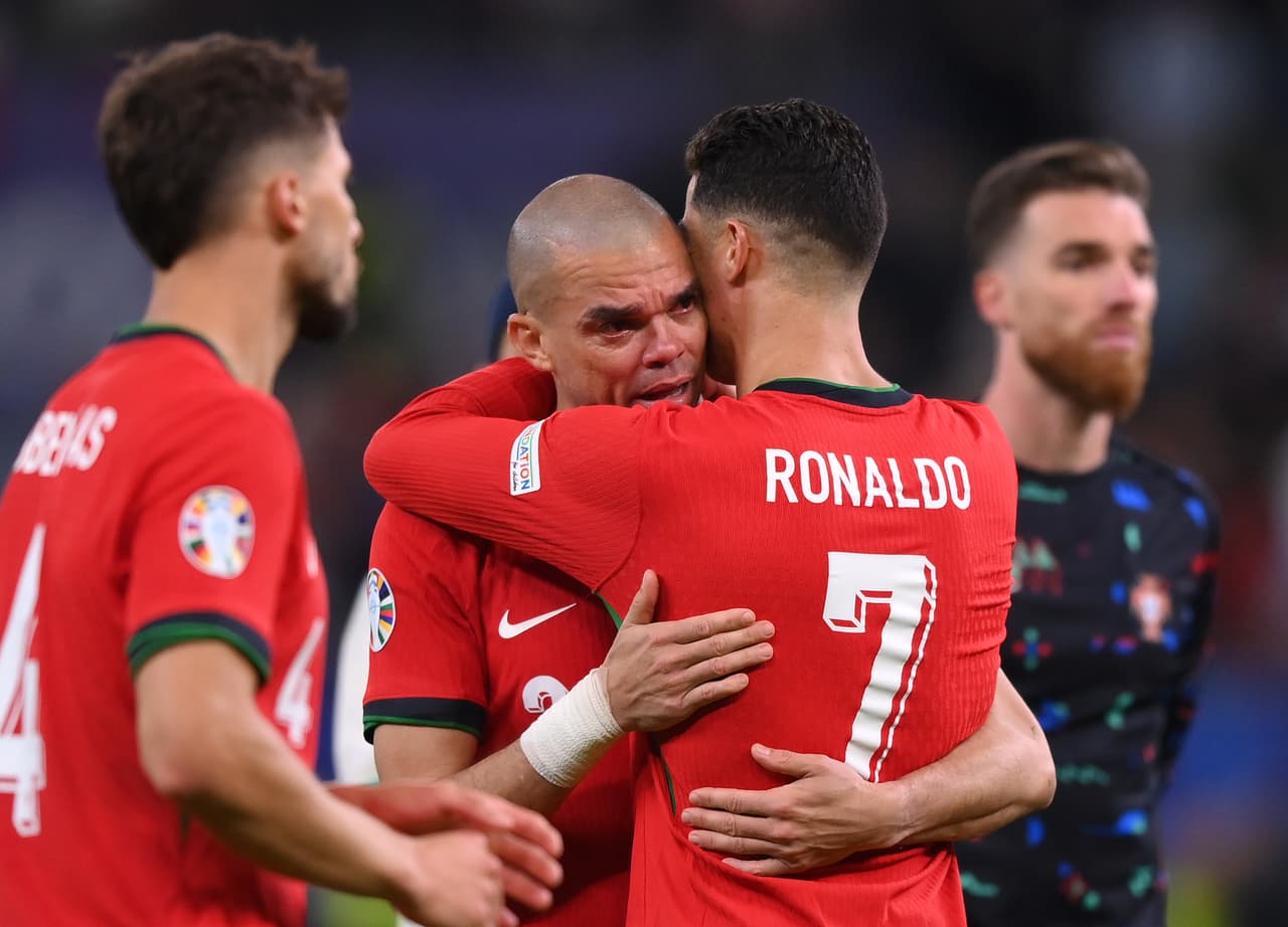 ¡Gran gesto de Cristiano! CR7 consuela a Pepe tras eliminación 
