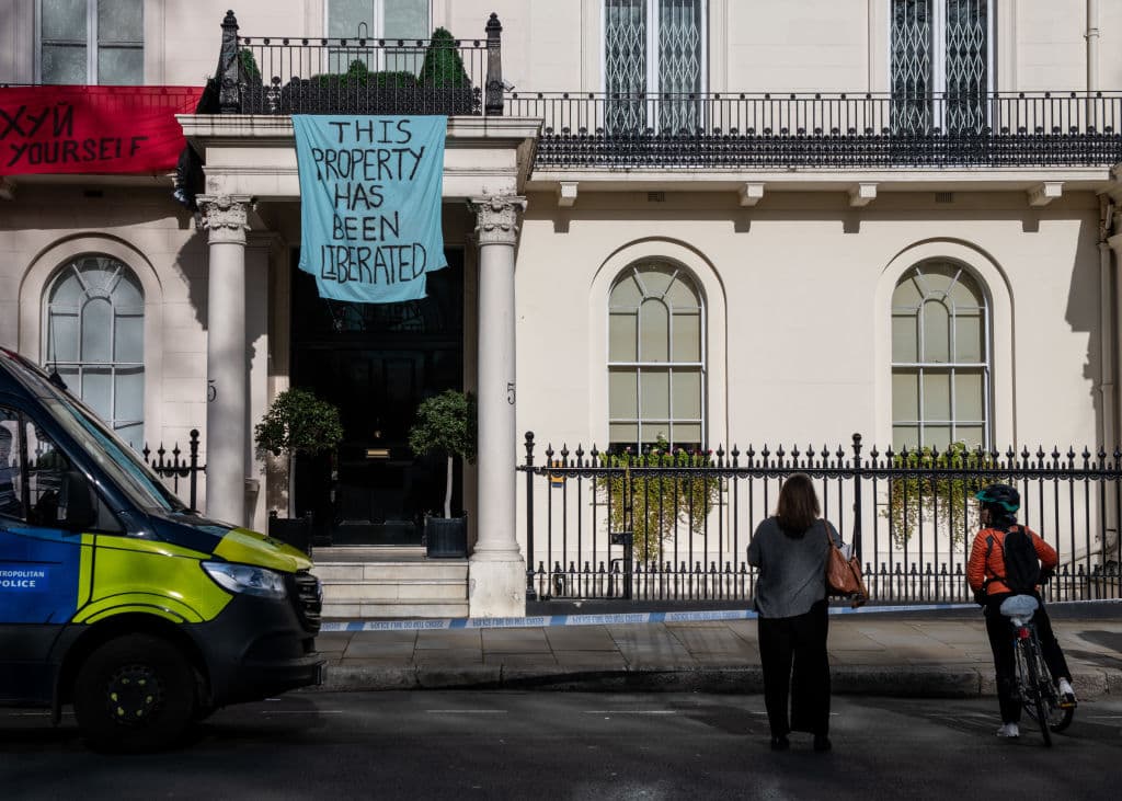 Algunas personas curiosas y vecinos se detuvieron a observar la protesta que tuvo lugar este lunes 14 de marzo en la casa que cuenta con una sala de cine, un gimnasio y una sauna turca.