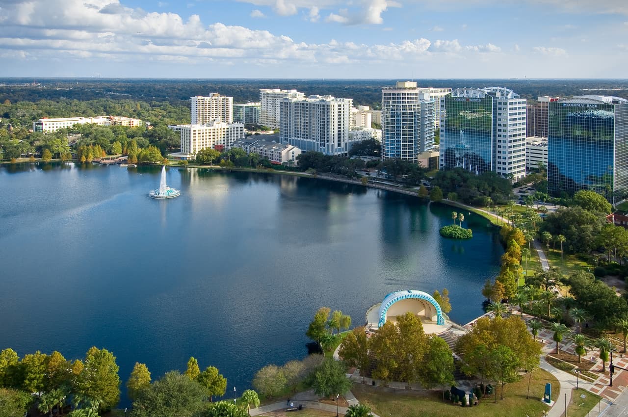 En el puesto 1 se encuentra
<b>Orlando, Florida</b>.
<br>Puntaje: 60.87.
<br>Rango de asequibilidad: 9.
<br>Rango de actividades: 11.
<br>Rango de calidad de vida: 68.
<br>Rango de atención médica: 48.