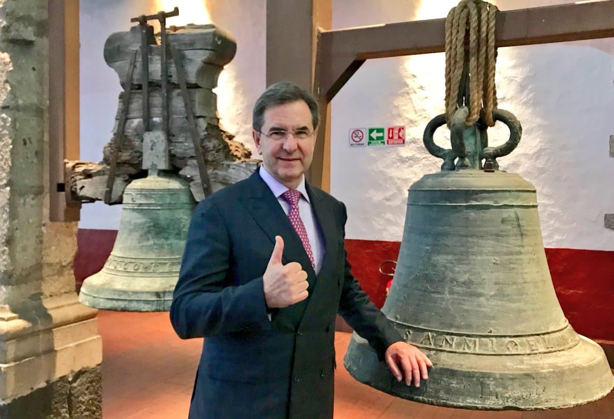 <b>SECRETARÍA DE EDUCACIÓN:</b> El secretario será 
<b>Esteban Moctezuma Barragán</b>, licenciado en Economía y Derecho por la UNAM. Fue secretario de Gobernación y también ha sido subsecretario en la Secretaría de Educación Pública. Hasta hace unos días era el presidente Ejecutivo de Fundación Azteca, fundada por empresario Ricardo Salinas Pliego, presidente de Grupo Salinas. Estará encargado de aplicar los cambios propuestos por López Obrador a la reforma educativa. En recientes entrevistas ha asegurado que se debe enfocar en la educación de los niños y no en la evaluación de los profesores, como funciona actualmente.