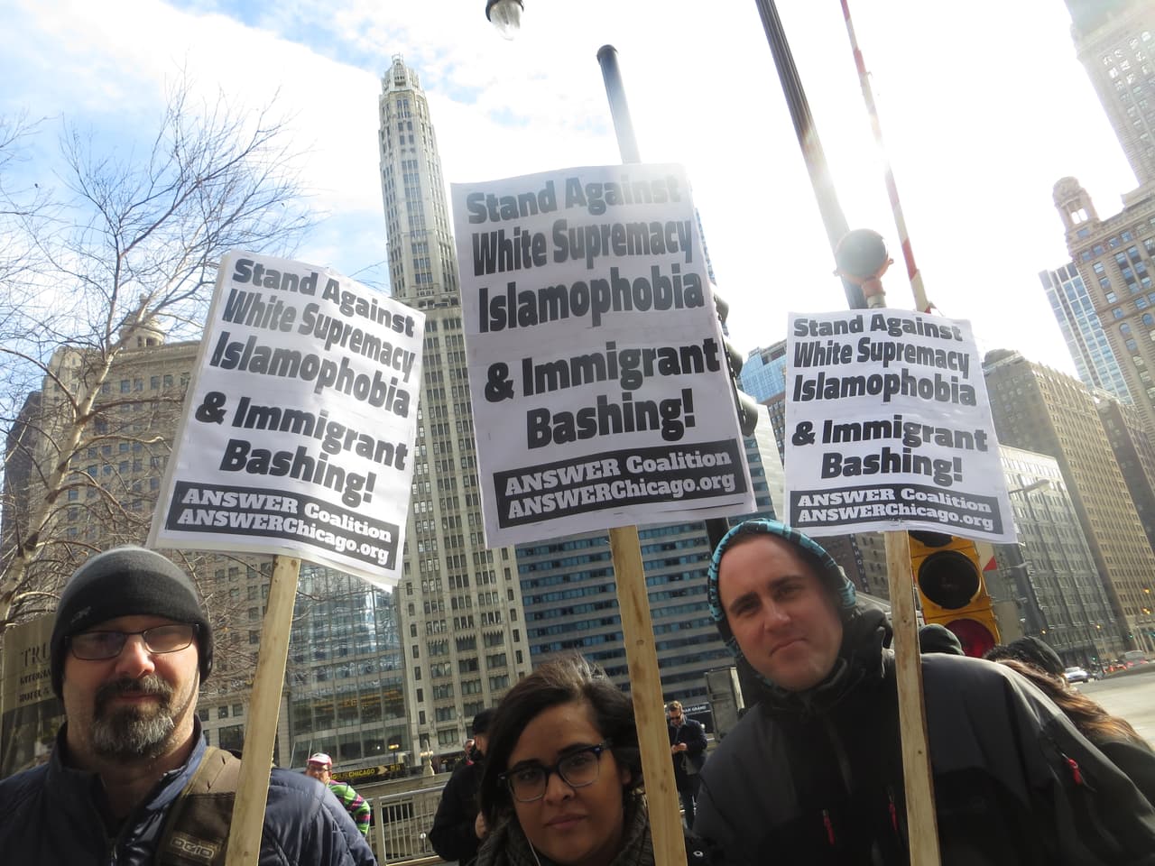 En la convocatoria comentaba que "Ciudadanos de nuestra ciudad lo hicieron con otros edificios, así que ¿por qué no podemos hacerlo nosotros también? Estas cansado de ver su nombre todos los días en tu diario camino?, ¿Quieres que flote fuera de nuestra ciudad?, ¿Estás buscando algo que hacer este 29 de enero? Yo también”.