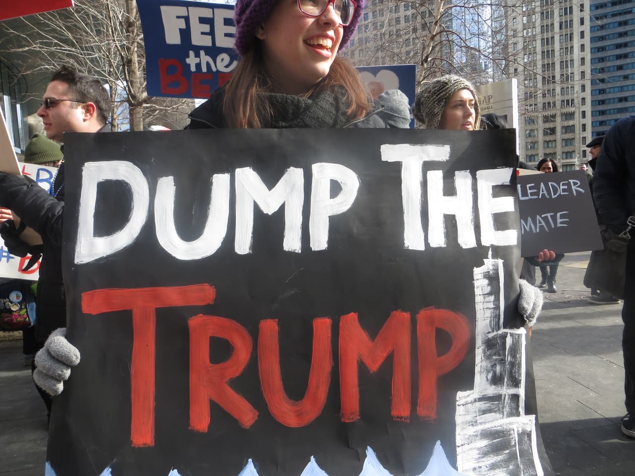 Por la convocatoria en la red social parecía que lanzarían una maqueta de la Torre Trump al río, pero los organizadores comentaron en el evento que se trataba de algo simbólico.