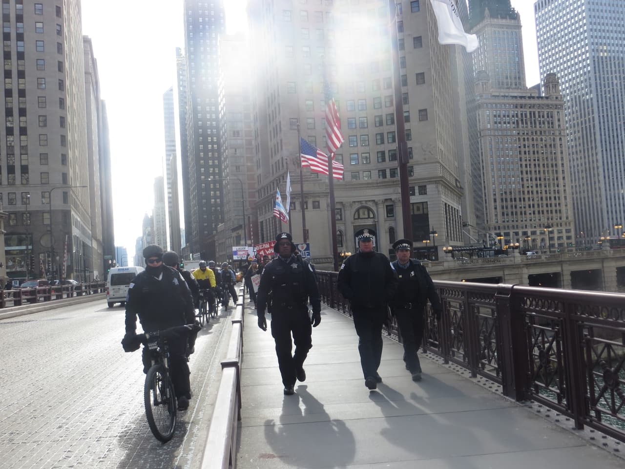 Después de lanzar varias consignas frente a la entrada al edificio, los manifestantes realizaron varias vueltas alrededor de la Avenida Michigan seguidos muy de cerca de la policía.