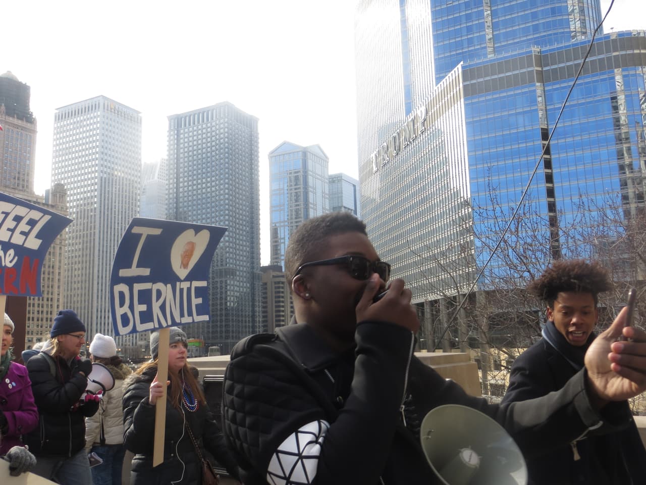 De acuerdo a la red social 11,000 personas habían manifestado su interés de asistir al evento. Sin embargo, al mediodía sólo llegaron unas cuantas decenas.