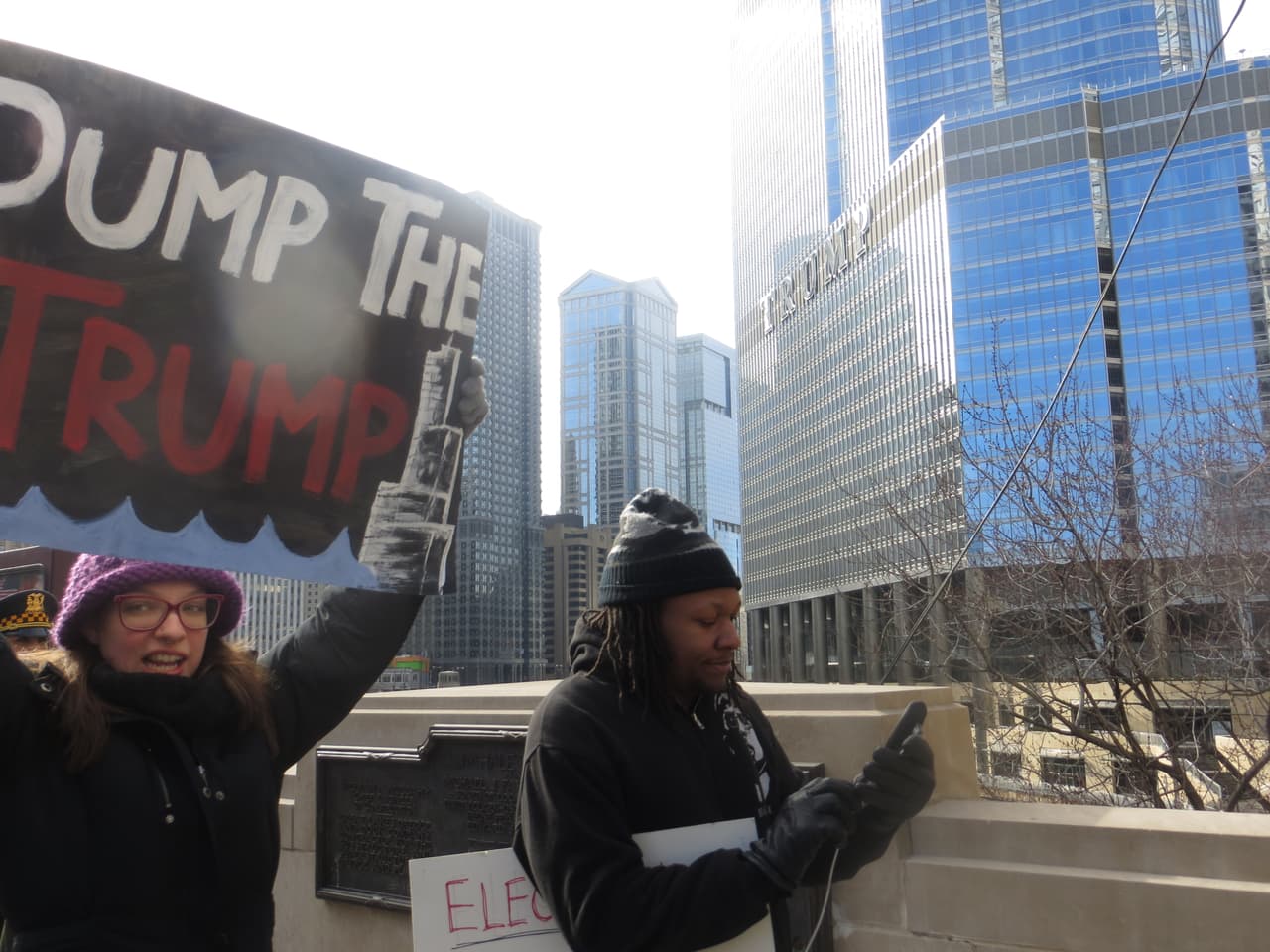¿Qué sucedió en la convocatoria para lanzar la Torre Trump al Chicago River?