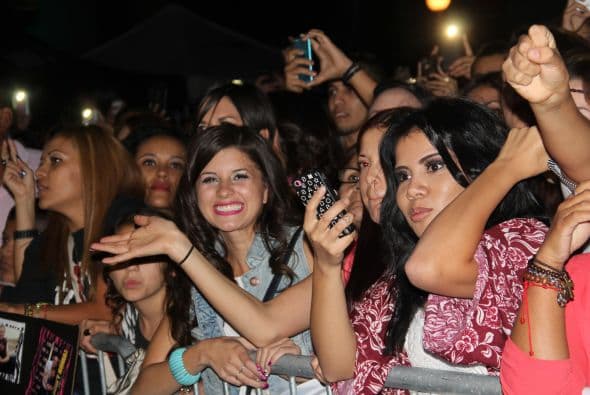 El Dasa revolucionó Phoenix con su voz y carisma, enloqueciendo a miles de fans que los esperaban ansiosas. El chulo causó furor con sus movimientos sexy y desafió seguridad para acercarse y bailar con sus consentidas.