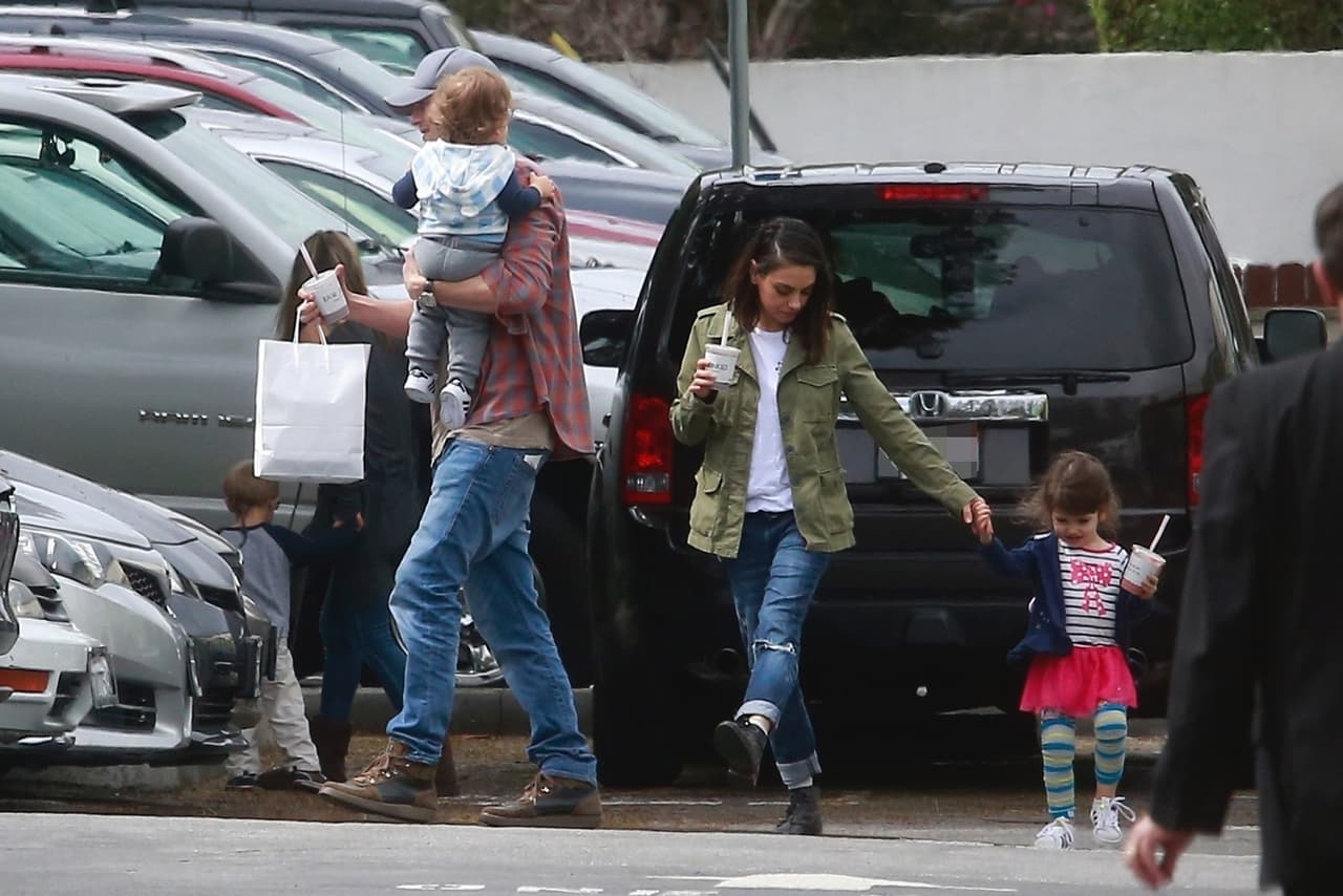 A ellos les gusta salir a pasear y hacer algunas compras en centros comerciales, pero siempre juntos los cuatro. Sus pequeños hijos se llaman Wyatt Isabelle, de 3 años, y Dimitri Portwood, de 1 año.