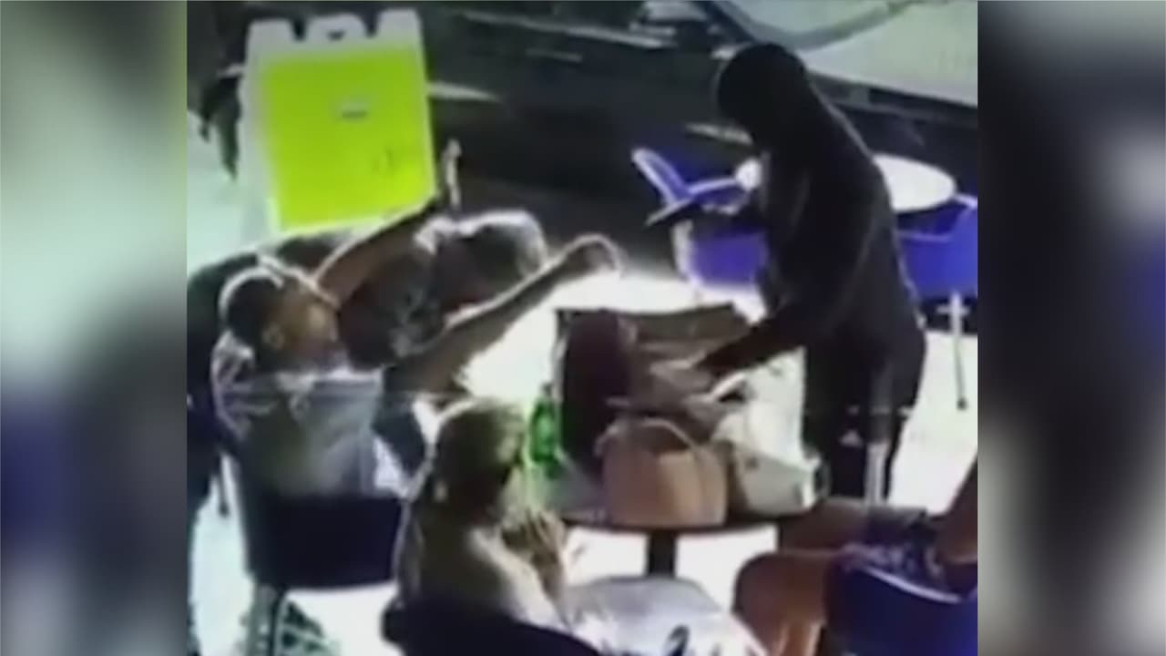 Ladrones con arma en mano y la cara tapada: alarma por ola de robos en varias zonas de Los Ángeles