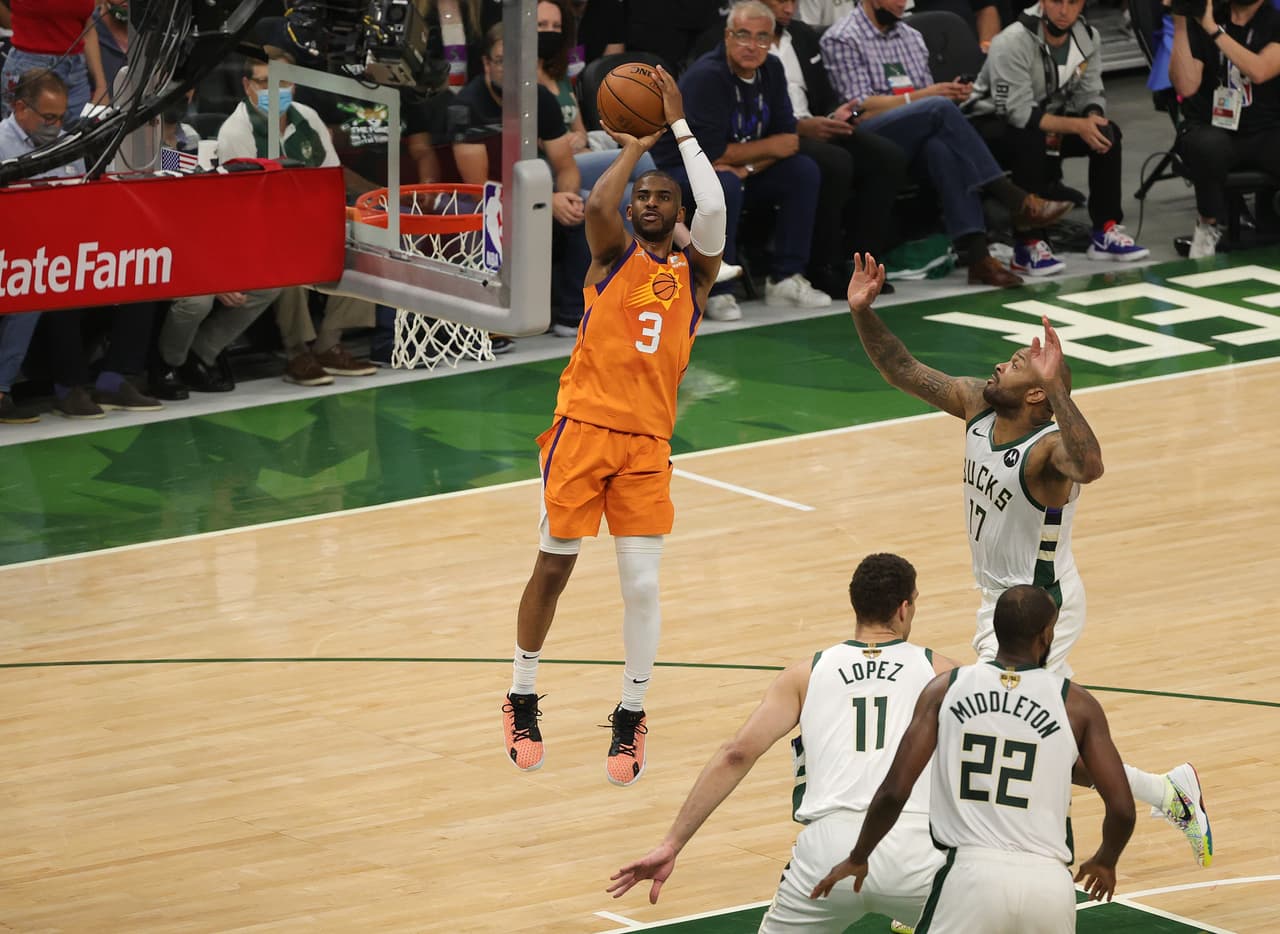 Chris Paul # 3 de los Phoenix Suns sube para un tiro contra los Milwaukee Bucks durante la primera mitad del Juego Cuatro de las Finales de la NBA en el Fiserv Forum.
