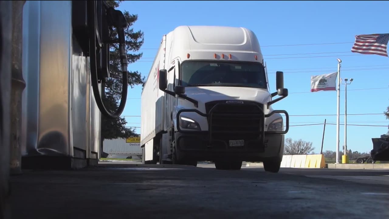 Retienen $160 millones a California por no revocar 17,000 licencias de camioneros