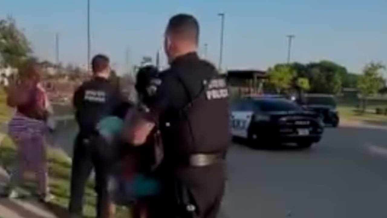 Despiden a oficial por uso excesivo de fuerza durante arresto de una madre y su hija en Royse City